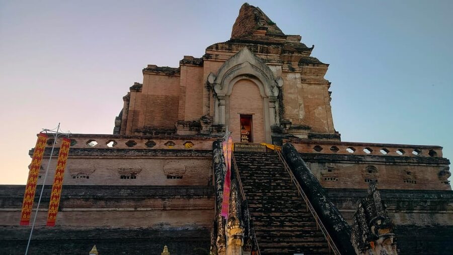 Chiang Mai: Chiang Mai Old City Twilight Walking Tour - Wat Phra Singh, a graceful start beside the old walls