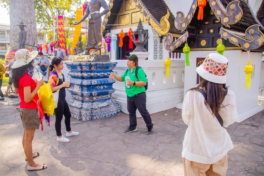 Chiang Mai: Chiang Mai Old City Twilight Walking Tour - What the guide adds to the walk