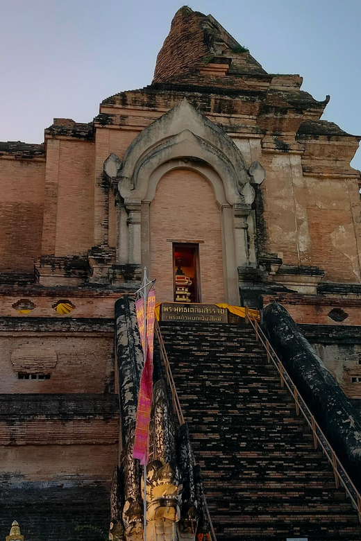 Chiang Mai: Chiang Mai Old City Twilight Walking Tour - What to wear and carry for the evening