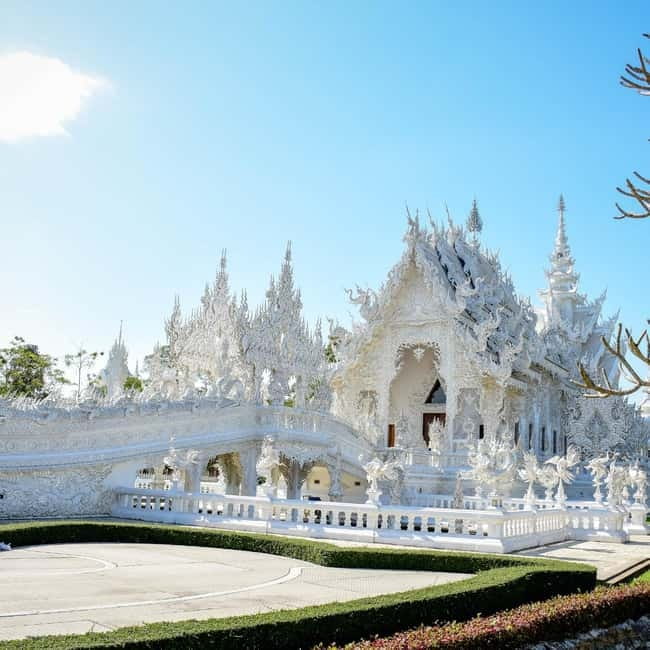 Chiang Mai: Chiang Rai Famous Temples & Hot Springs Day Trip - Lalitta Café adds a scenic pause