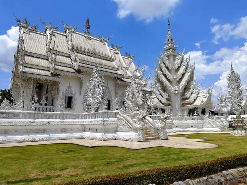Chiang Mai: Chiang Rai Red, White, and Blue Temples day tour - What the $40 price really includes