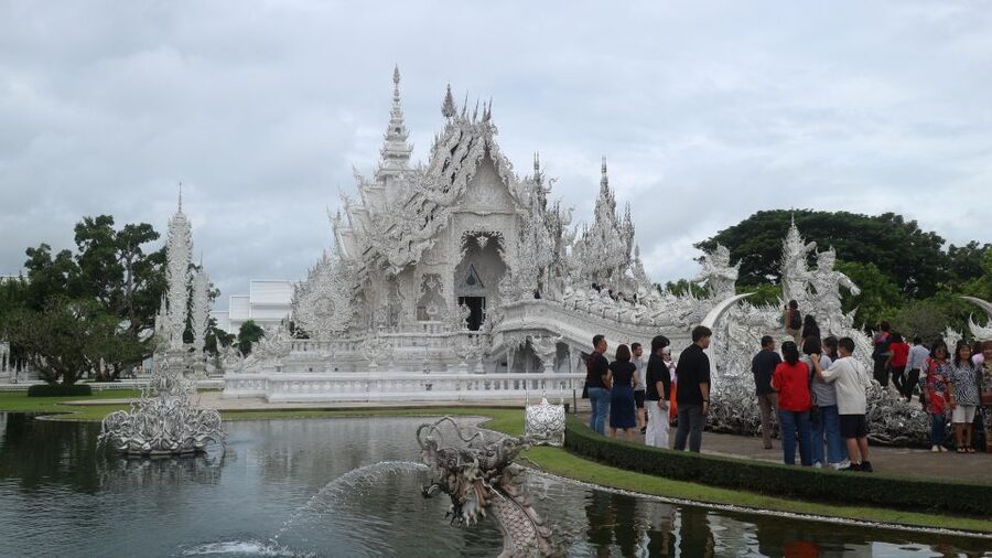 Chiang Mai: Chiang Rai Temples & Black House Discovery Tour - How the guide affects the experience