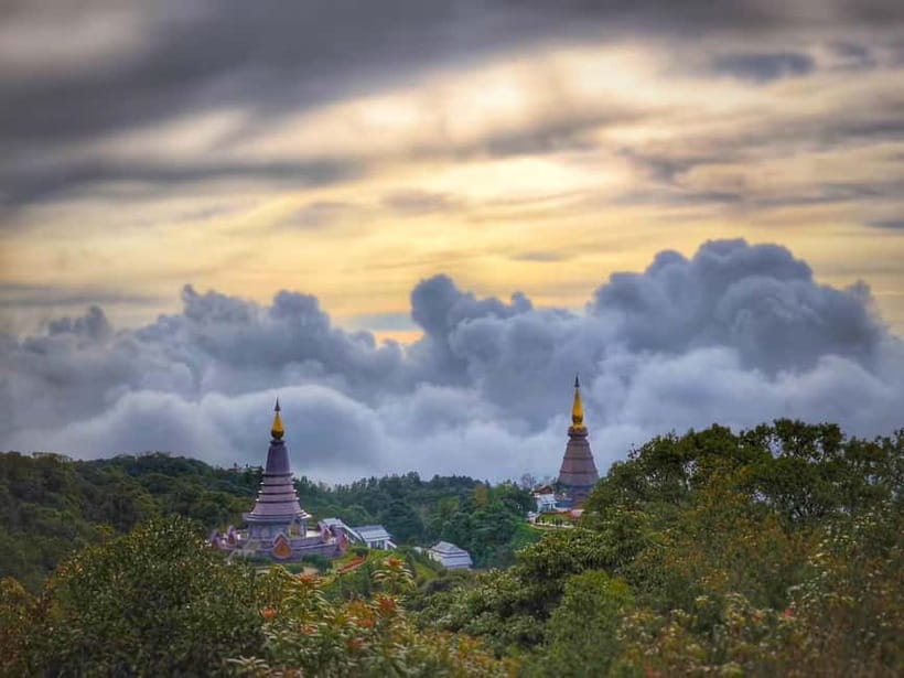 Chiang Mai: Doi Inthanon National Park and Kew Mae Pan Tour - Twin Pagodas above the valley