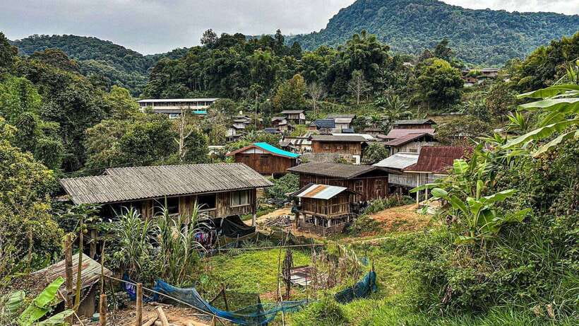 Chiang Mai: Doi Inthanon National Park and Pha Dok Siew Trek - Coffee, snacks, and the road into the mountains