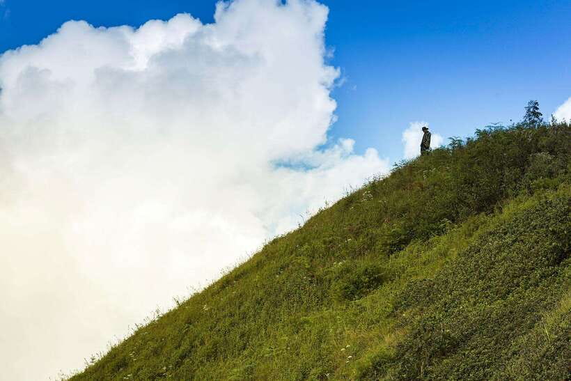 Chiang Mai: Doi Inthanon Park Tour & Kew Mae Pan Trail Hike - The twin pagodas and the rules for visiting