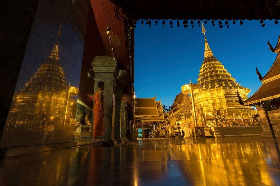 Chiang Mai: Doi Suthep & Wat Umong Twilight Tour with Pickup - What the guide adds to the evening