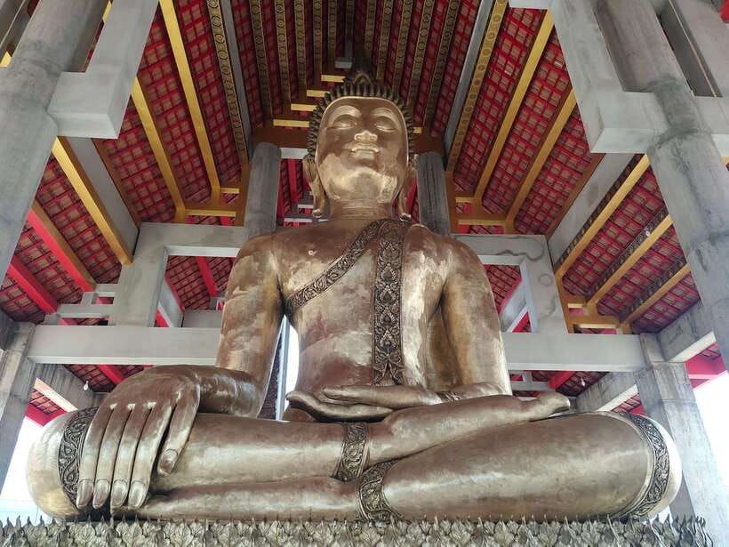 Chiang Mai: Elephants, Sticky Waterfalls, Market and Temple - Meeting the elephants and taking part in their care