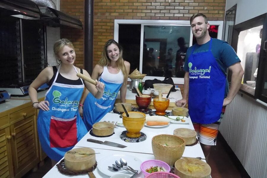 Chiang Mai: Evening Cooking Class and Local Market Visit - Making curry paste by hand