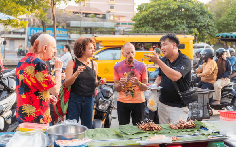 Chiang Mai: Evening Sightseeing and Local Food Guided Tour - Chang Peuk Gate for fruit and Thai desserts