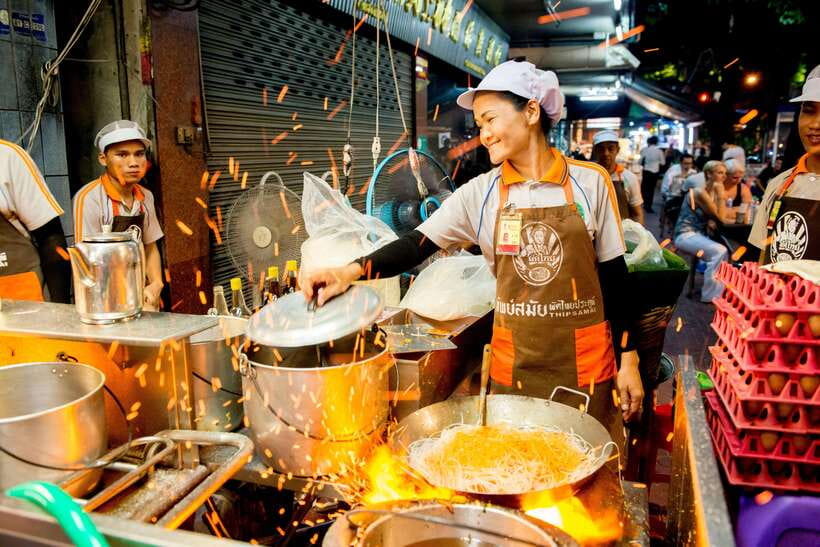 Chiang Mai: Evening Sightseeing and Local Food Guided Tour - Chiang Mai Gate Market starts the food story