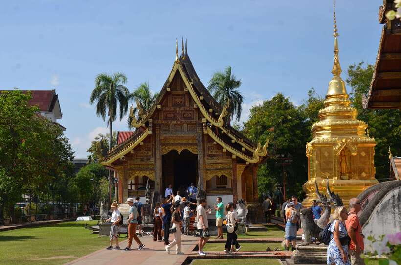 Chiang Mai: Historic Temples and City Guided Walking Tour - Three Kings Monument and the heart of the old city