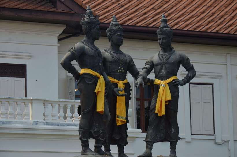 Chiang Mai: Historic Temples and City Guided Walking Tour - Wat Chedi Luang and the dramatic finish