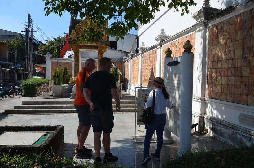 Chiang Mai: Historic Temples and City Guided Walking Tour - What the guide adds to the temples