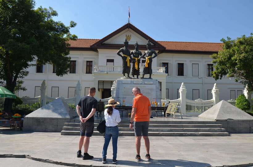 Chiang Mai: Historic Temples and City Guided Walking Tour - Walking conditions, clothing, and weather