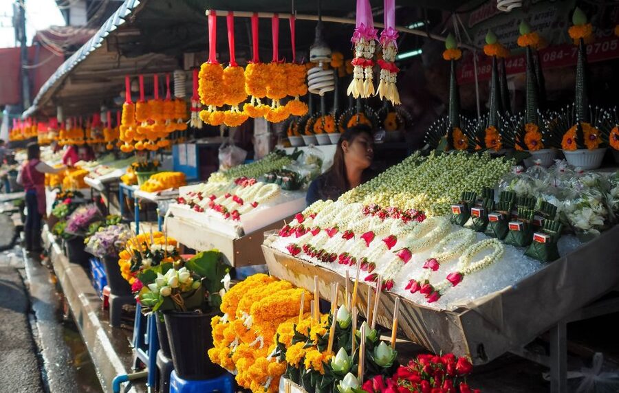 Chiang Mai: Local Food and Markets Guided Walking Tour - Lung Khajohn Wat Ket and the first sweet bite