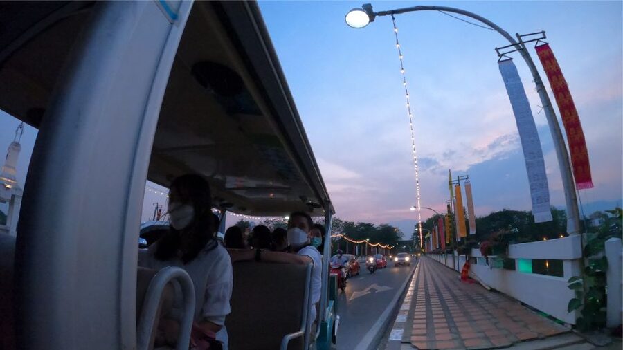 Chiang Mai: Nighttime City Highlights by EV Tram - Starting at the Three Kings Monument