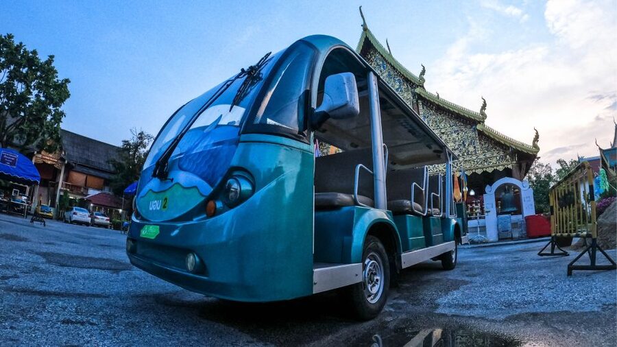 Chiang Mai: Nighttime City Highlights by EV Tram - What the guide adds to the ride