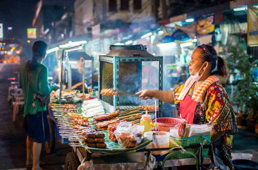Chiang Mai: Private Historic Old City Bike Tour - Night - The Three Kings Monument and Wat Intakhin