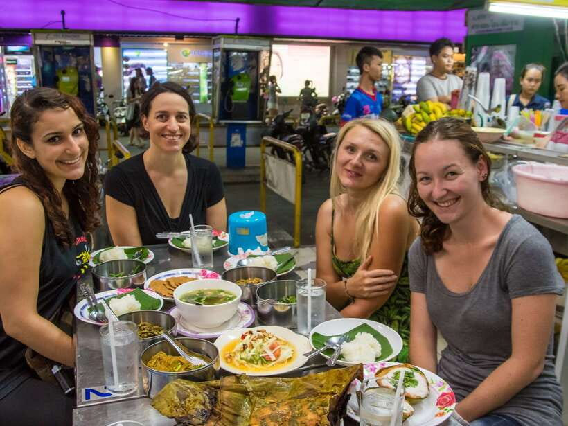 Chiang Mai: Private Historic Old City Bike Tour - Night - Wat Chedi Luang and its enormous ruined chedi