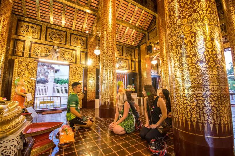 Chiang Mai: Private Historic Old City Bike Tour - Night - Starting near Chang Puak Gate