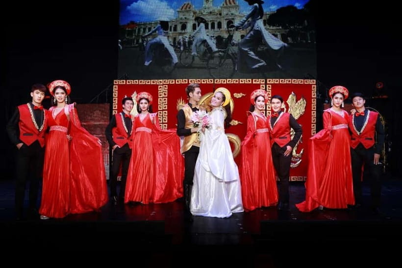 Chiang Mai: Siam Dragon Cabaret Show with Optional Transfer - The photo line and how to handle tips