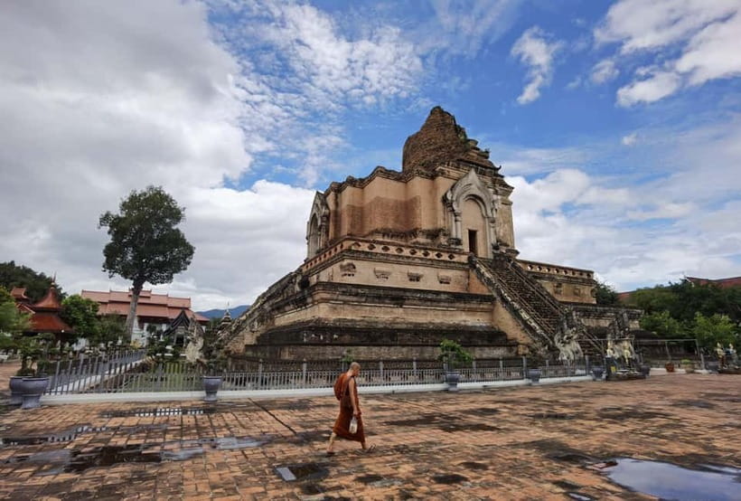 Chiang Mai: Temple And City Walking Tour Part I - Wat Chedi Luang and Chiang Mai’s broken giant