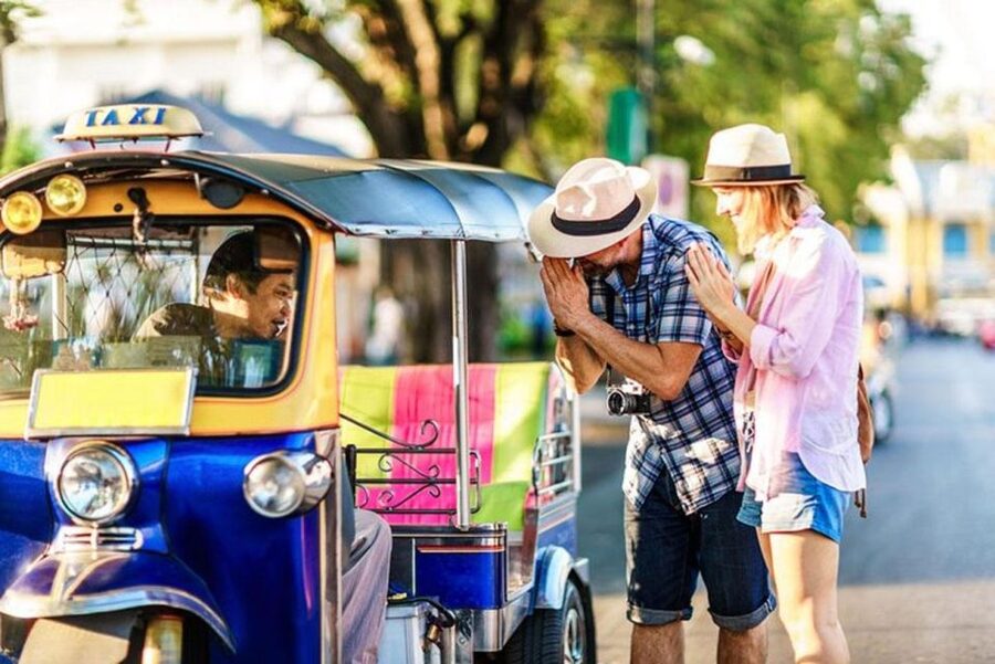 Chiang Mai: Temples and Street Food Night Tour by Tuk Tuk - Why a tuk tuk works well after dark