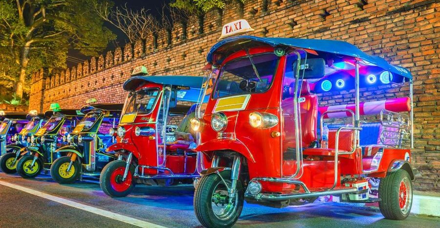 Chiang Mai: Temples and Street Food Night Tour by Tuk Tuk - Wat Phra Singh’s northern Thai design