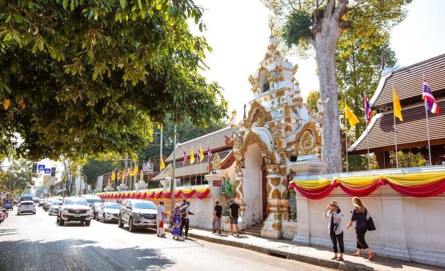 Chiang Mai: Temples and Street Food Night Tour by Tuk Tuk - Guides, drivers, and the human side of the ride