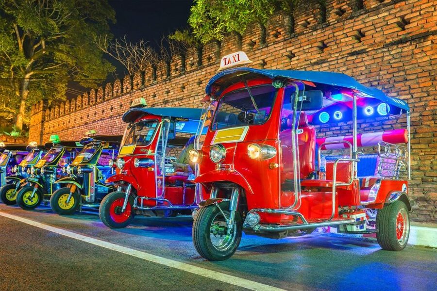 Chiang Mai: Temples and Street Food Night Tour by Tuk Tuk - Who should book this experience
