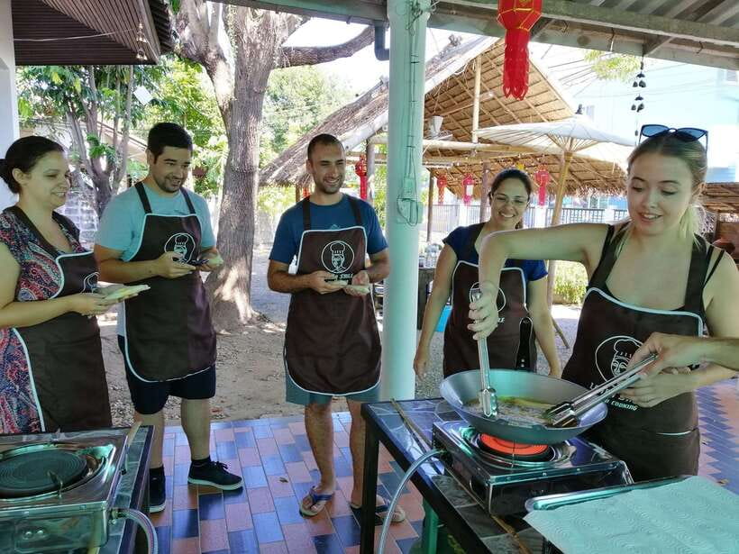 Chiang Mai: Thai Cooking and Market Tour with Lanna Smile - Six dishes at your own station