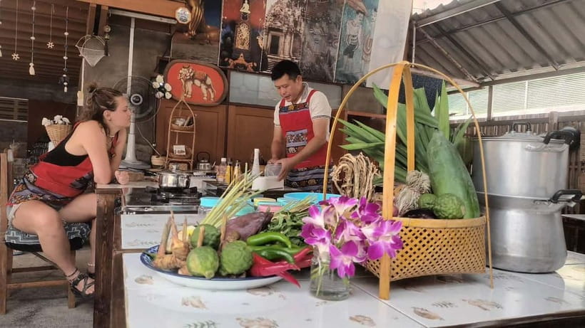 Chiang Mai: Traditional Thai Cooking Class with Market Tour - Making curry paste the old-fashioned way