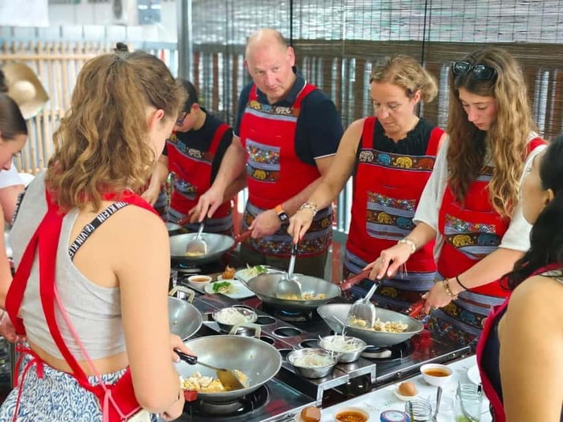 Chiang Mai: Traditional Thai Cooking Class with Market Tour - Hotel pickup and the transport tradeoff