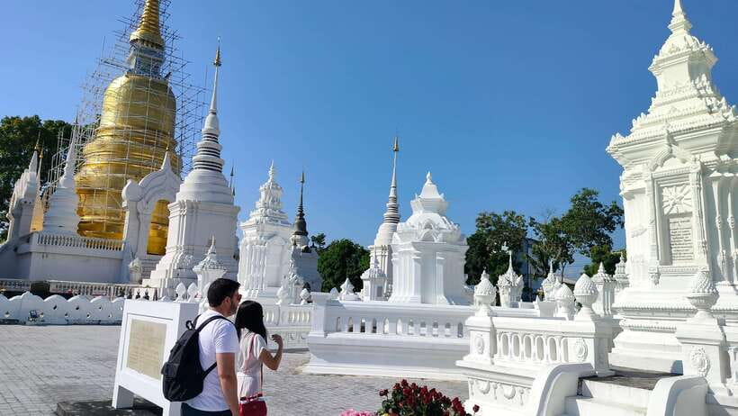 Chiang Mai: Tuk-Tuk Evening Tour with Temples & Street Foods - Warorot Market and Ton Lam Yai after dark