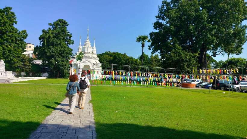 Chiang Mai: Tuk-Tuk Evening Tour with Temples & Street Foods - What to wear and who should skip it
