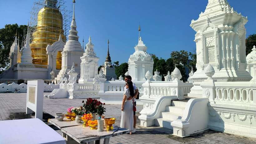 Chiang Mai: Tuk-Tuk Evening Tour with Temples & Street Foods - The 45-minute ride through Chiang Mai’s Old City