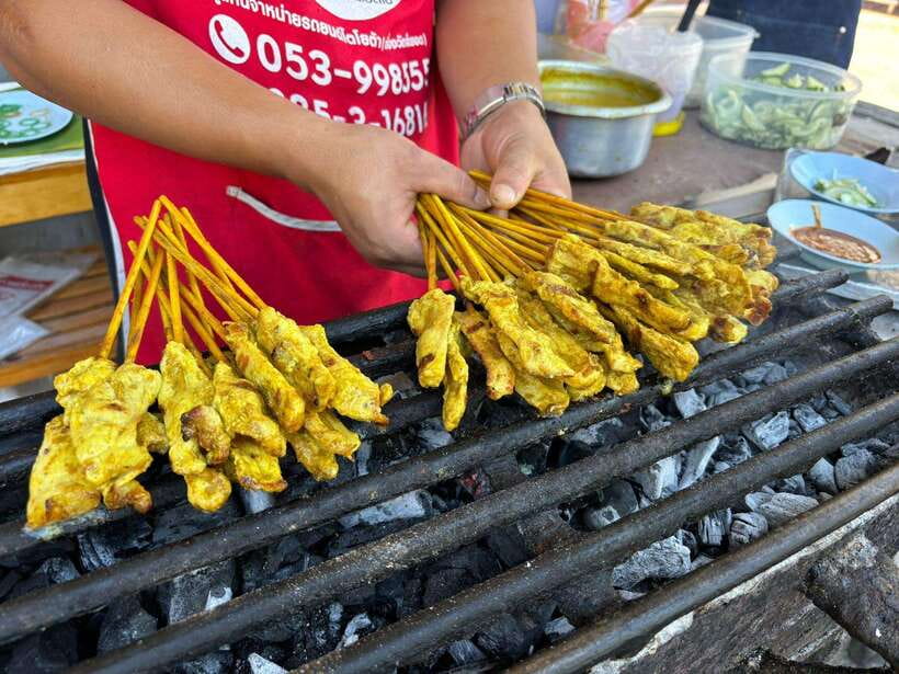 Chiang Mai: Walking Food Tour - Chicken satay and the Bangkok comparison