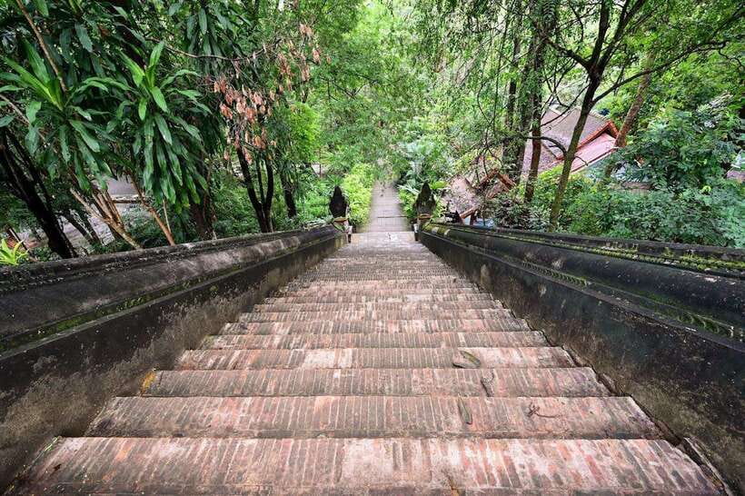 Chiang Mai:Wat Phra That Doi Suthep & Wat Umong Evening Tour - The guide and the value of explanation