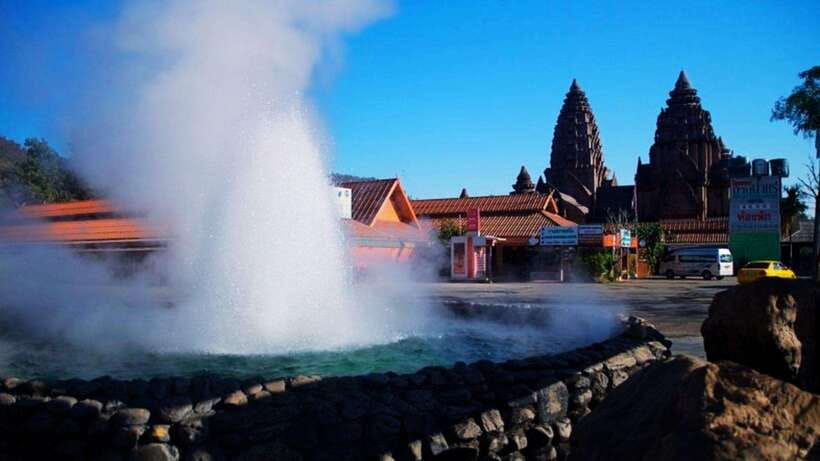 Chiang Mai: White, Blue & Big Buddha Temples in Chiang Rai - Guide quality and the small-group difference