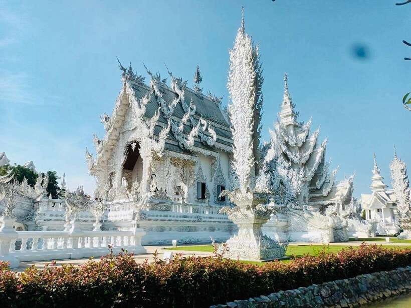 Chiang Rai: Excursion White, Blue,Red Temples & Lalitta Café - Lalitta Café, a theatrical final stop
