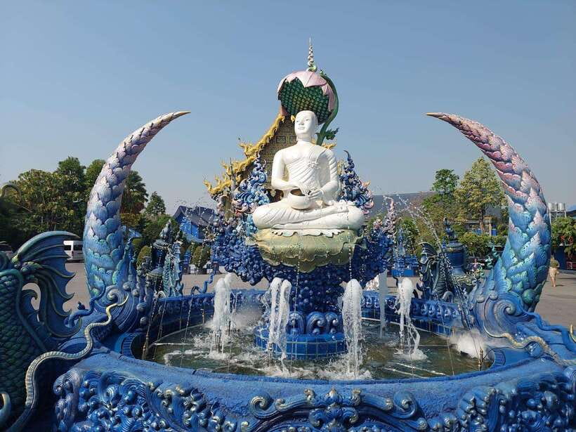 Chiang Rai: Guided Highlights Guided Tour with Buffet Lunch - The Blue Temple and its electric color
