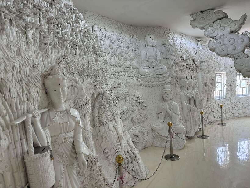 Chiang Rai: Half Day Tour – 3 Famous Temples & Lalita Cafe’ - Huay Pla Kang: the giant Buddha and hilltop views