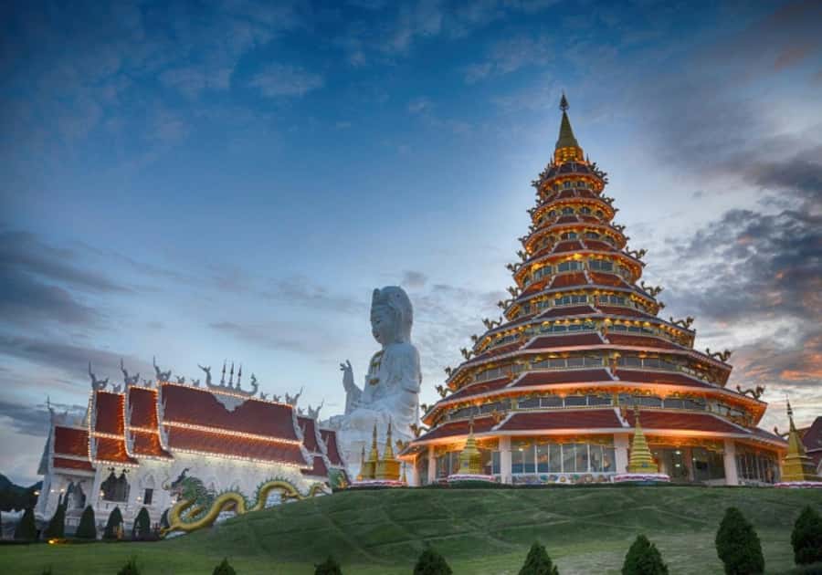 Chiang Rai: White, Blue, Red Temples, Long Neck Tour - The early pickup and the road north