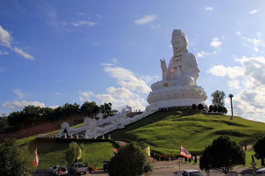 Chiang Rai White Temple and Blue Temple Day Tour - What the guides add to a fixed schedule