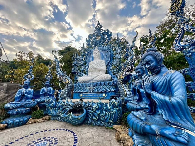 Chiangrai Full day: Popular 7 Locations with Thai buffet - Blue Temple: northern style in a shorter visit