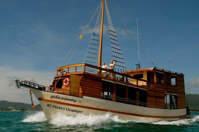 Cruising on a comfortabel boat in Phang Nga Bay - The "Must-Do" Tour Khao Lak - A closer look at the route concerns