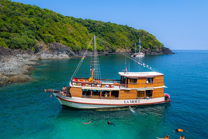 Cruising on a comfortabel boat in Phang Nga Bay - The "Must-Do" Tour Khao Lak - The 10 a.m. start from Khao Lak