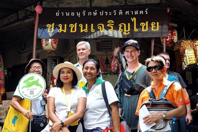 Day Trip to Bangkok Floating Market & Maeklong Railway - What the guide and group size mean