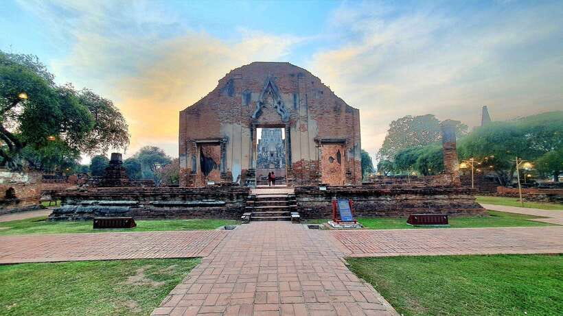 From Bangkok: Ayutthaya Afternoon Tour with Boat & Tuk-Tuk - Wat Mahathat and the Buddha head in the roots