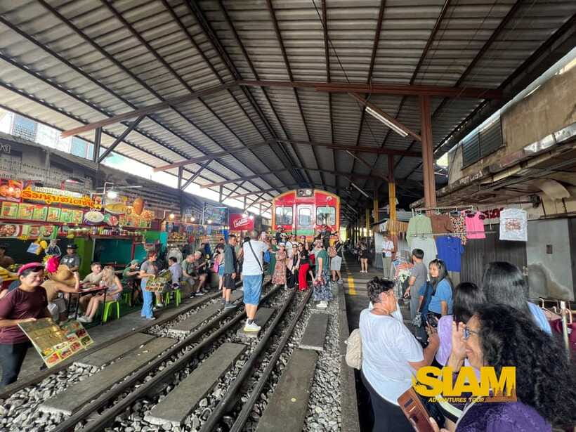 From Bangkok:Damnoen Floating Market and Railway Market Tour - What the guide adds to the day